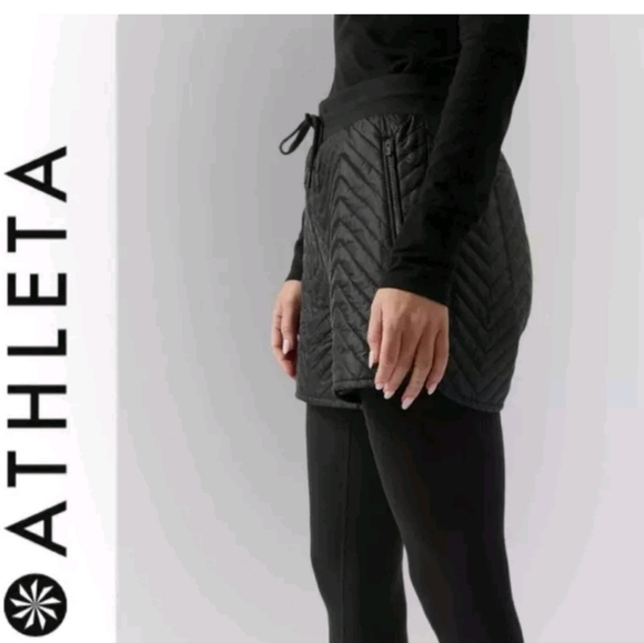 ATHLETA Apres Ski quilted Short Zip Pockets in black. Size 4 - Picture 5 of 15